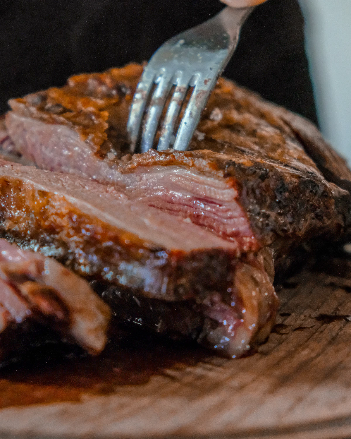Pièce de bœuf tranchée sur une planche