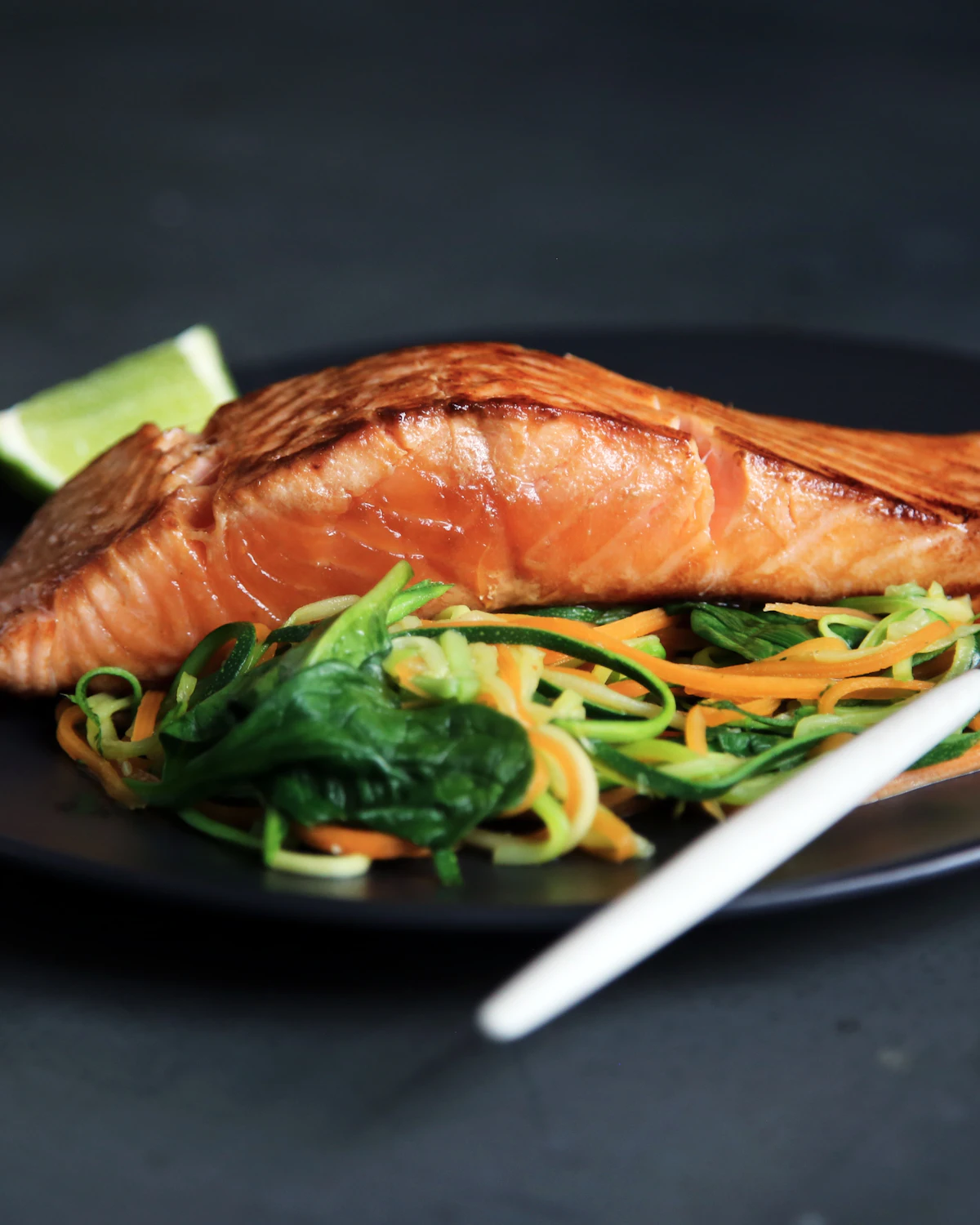 Pavé de poisson rôti sur des légumes verts
