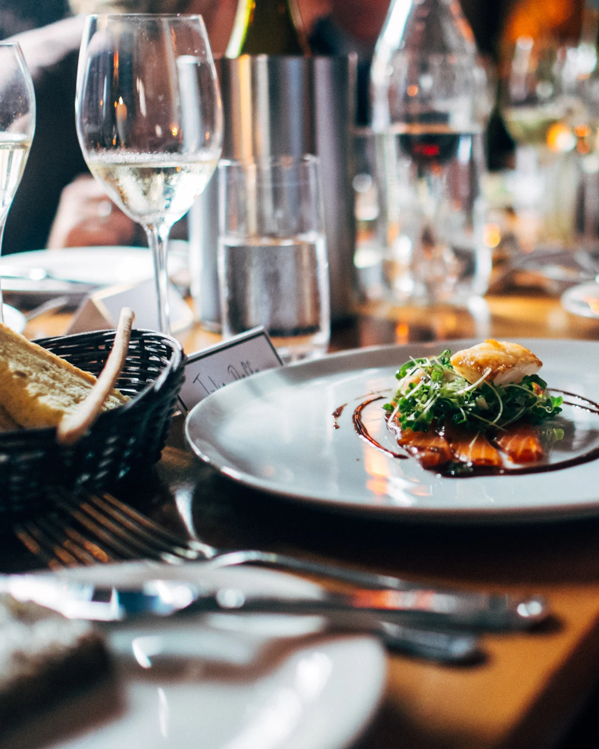Filet de poisson poêlé et pousses fraîches, verre de vin blanc
