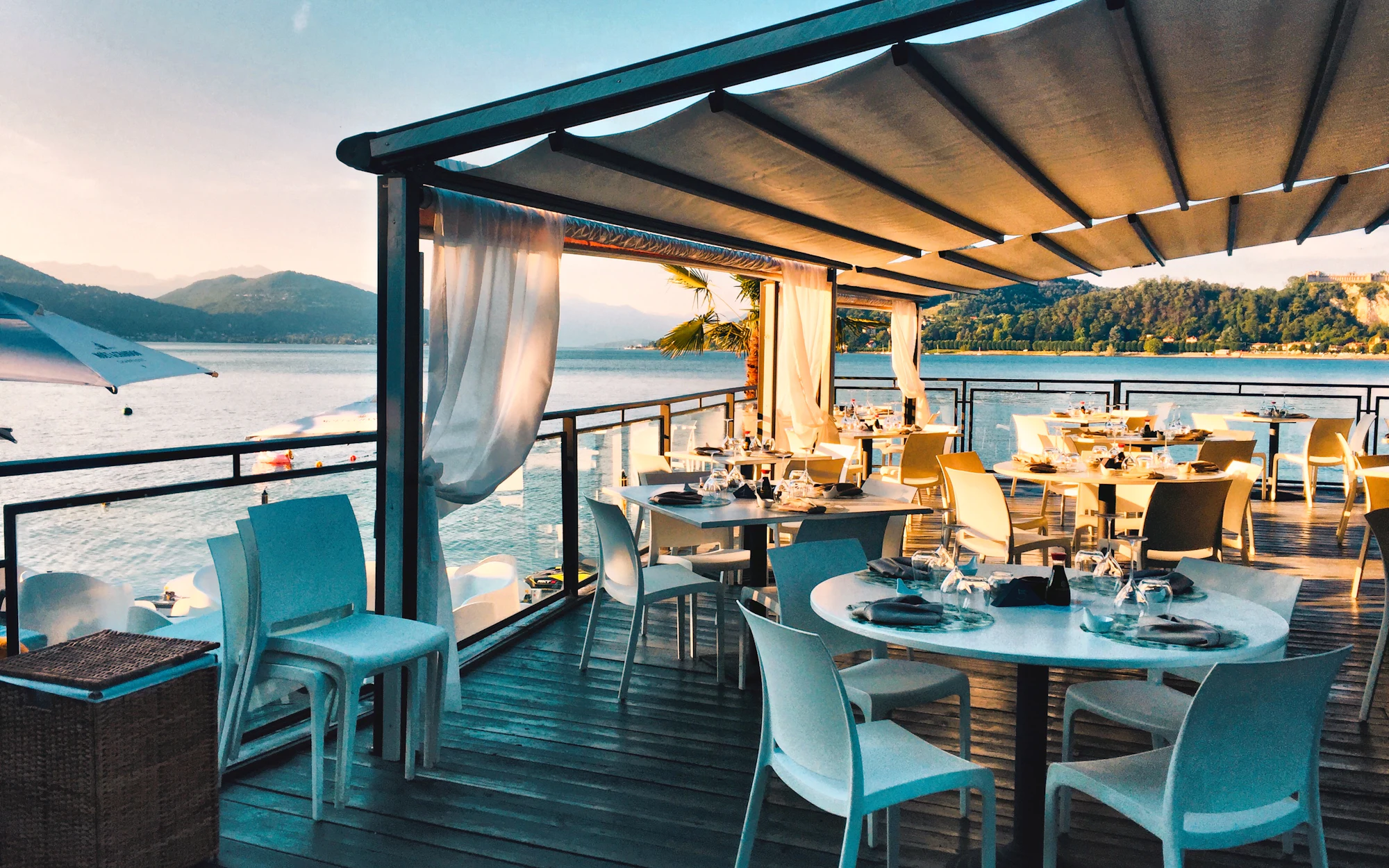Terrasse du restaurant dressée face au lac, au coucher du soleil